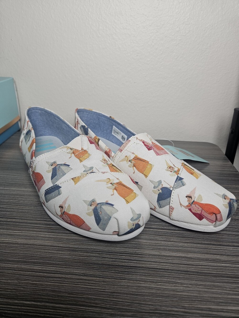 TOMS x Disney Size 10 Sleeping Beauty Fairy Godmother Printed Canvas New in Box